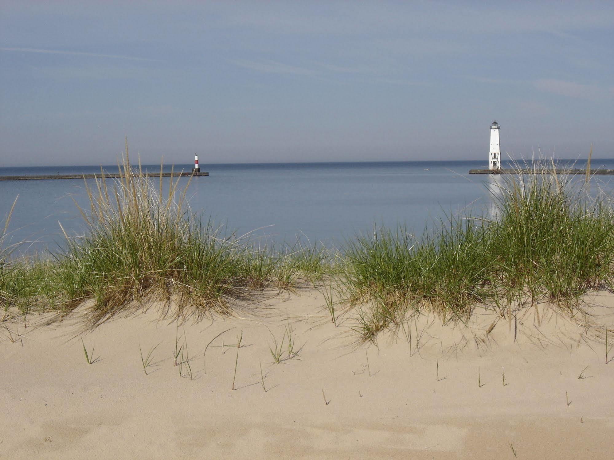 Harbor Lights Resort Frankfort Exterior photo