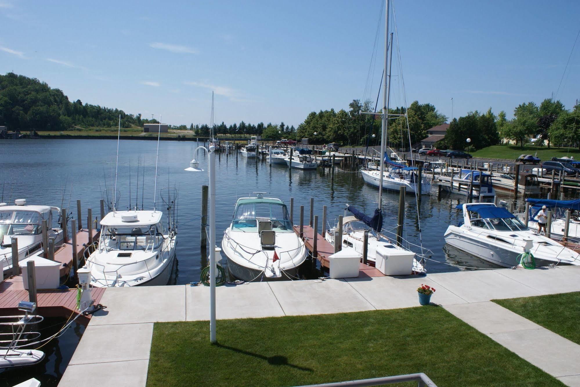 Harbor Lights Resort Frankfort Exterior photo